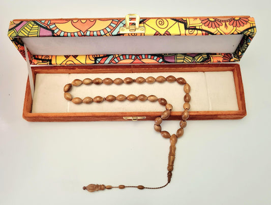 Özel Kadife Kutusunda Nakkaş Usta İşcilik İmame Ve Hitame El Yapımı Koleksiyonluk Usta Tespihi Kuka Ağacı 31 Gr, 9X14 mm 40 cm