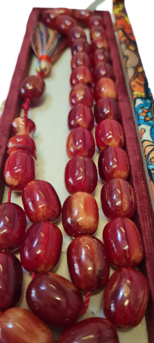 El Yapımı Katalin Tespih, 52 Santim, 118 Gram, 15x20 mm, Hardal Renk Püsküllü, Usta İşi Kuru Torna, Koleksiyonluk, Kadife Kutulu (KARIŞIK RENK PÜSKÜL KOYU VİŞNE RENK)