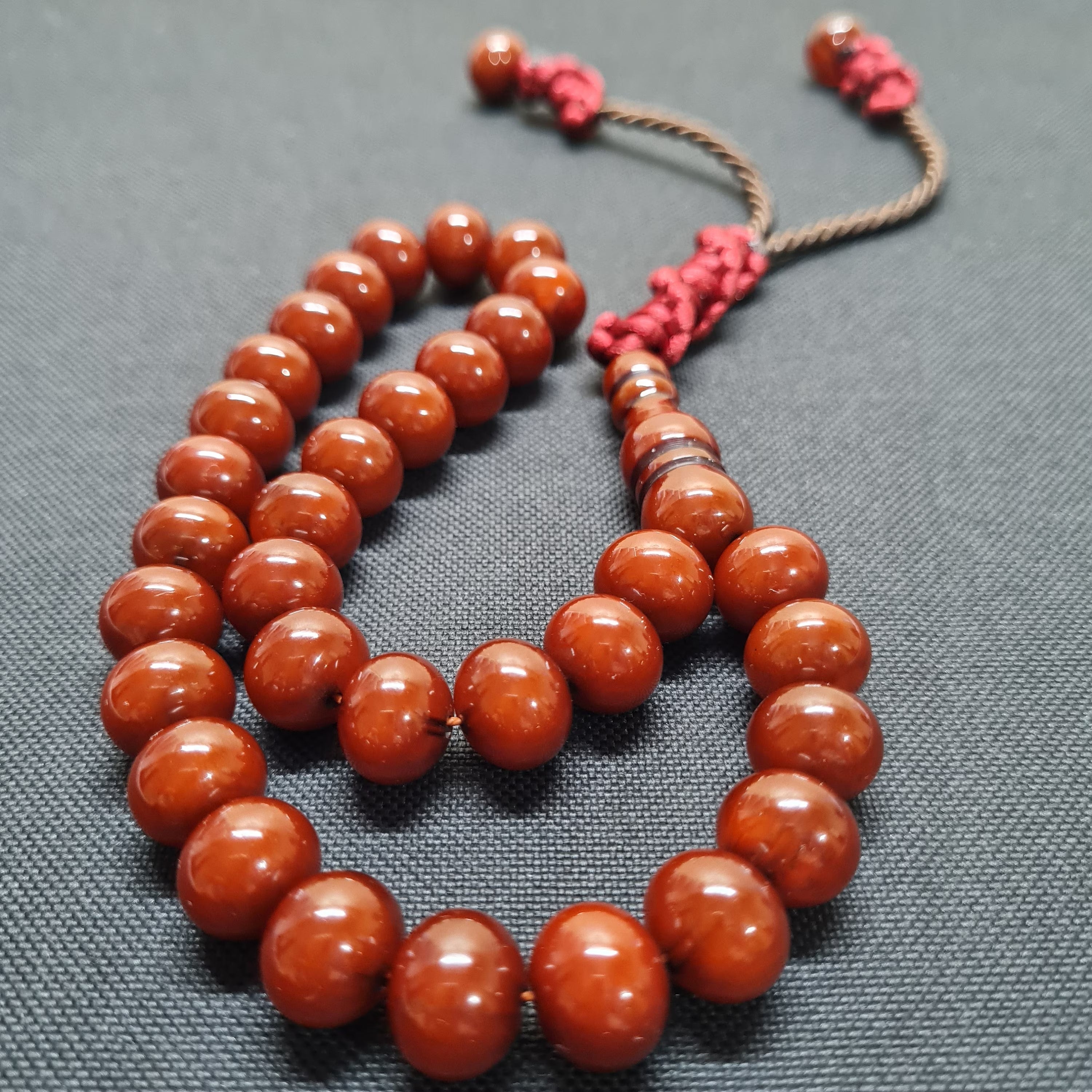 Antik Kızılımsı Kahverengi Tesbih, 35 cm Uzunluk, 13x11 mm Boncuk, 52 gr, Kırmızı Örgü Püsküllü, El Yapımı